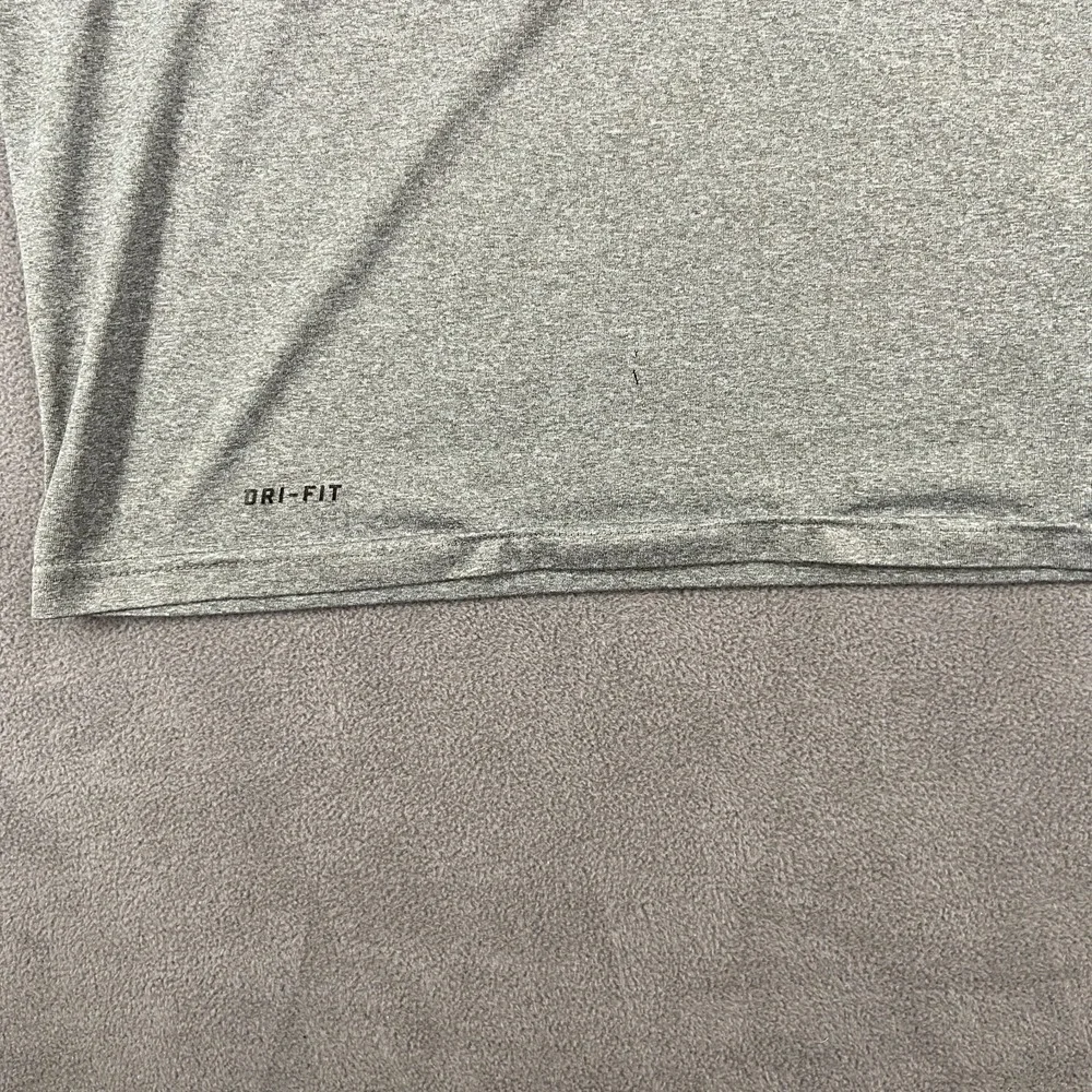 Nike Dri-Fit Legend T-Shirt Mens Medium Heather Gray Athletic Training Everyday‎